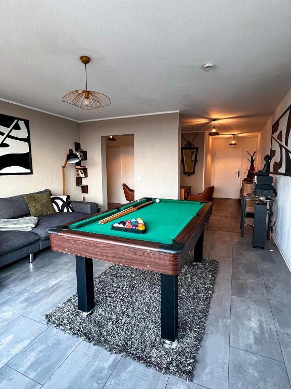 Bright designer apartment with pool table & 2 balconies - B&B Ingolstadt