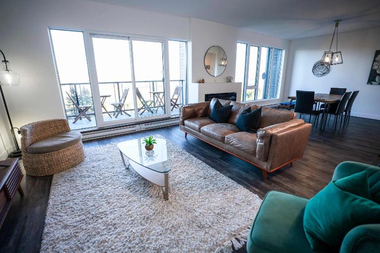310 - Luxury Condo The Serenity - View and Pool - B&B Baie-Saint-Paul