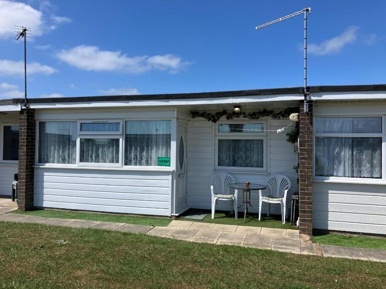 Lovely Chalet Nearby Hemsby Beach In Norfolk Ref 83070S - B&B Hemsby