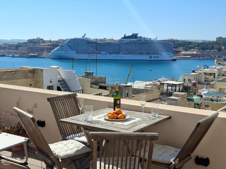 Historic Deluxe First Floor Studio with Sea View at the Marina - Chambres d'hôtes Senglea