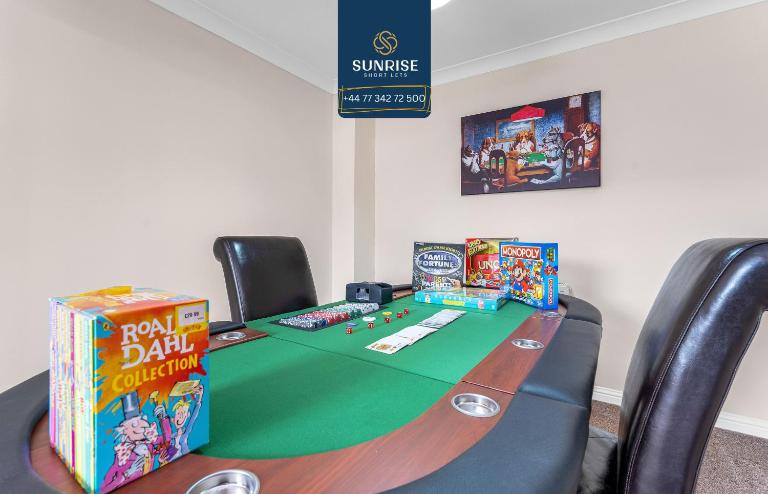 TOWNHOUSE with POKER TABLE - Invoice and REDUCED PRICES only via SUNRISE SHORT LETS DUNDEE, Spacious Rooms with TVs, Central, by SUNRISE LONG LETS and SERVICED ACCOMMODATION DUNDEE - B&B Dundee