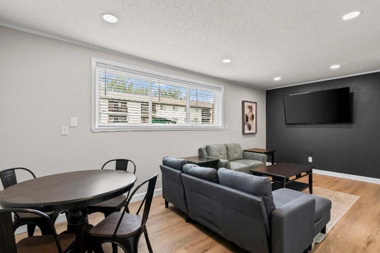 Newly Renovated Unit in Central Spfld #103 - B&B Springfield