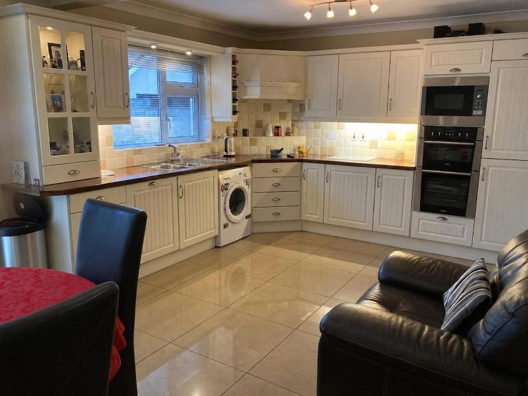 Modern Stylish 3-bed home sleeps 6 - Chambres d'hôtes Galway