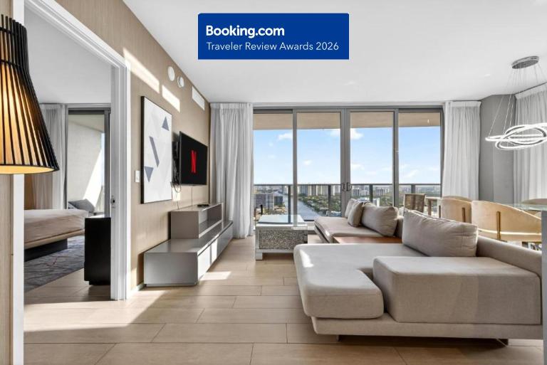 HYDE BEACH HOUSE THREE-BEDROOM, WATERFRONT, OCEAN AND INTERCOSTAL VIEW, ROOFTOP POOL, 5 MiN WALK TO BEACH, 25 min to FIFA! - Ferienwohnung Hollywood