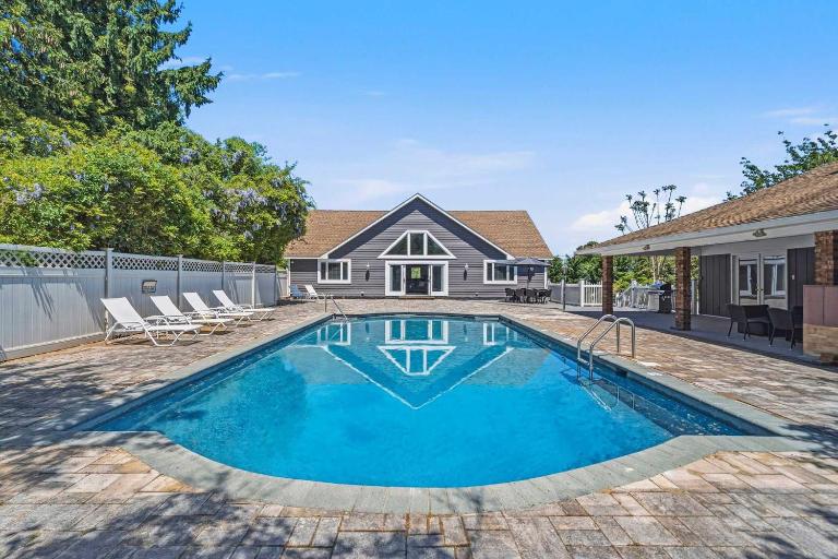 Sprawling Southampton Home: Private Pool - B&B Southampton