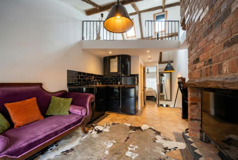 Beamed Village Apartment with Fireplace and Terrace, Castle Donington - Ferienwohnung Castle Donington