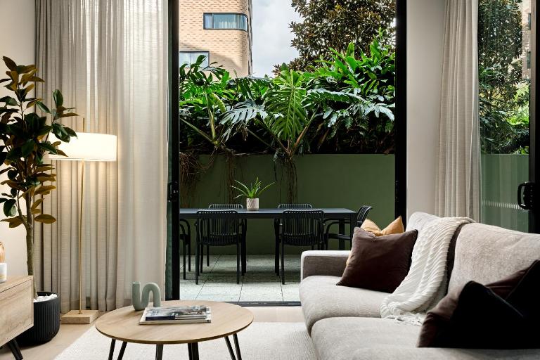 Stylish CBD Apartment with Courtyard and Parking - Chambres d'hôtes Newcastle