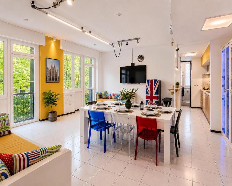 Stylish 8-Bed Home near Duomo ideal for Groups Families with terrace garden parking - B&B Milan
