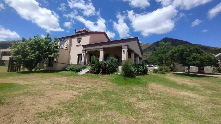 Alma Toscana casona de 3 dormitorios con parrillero cubierto - Bed and Breakfast Merlo