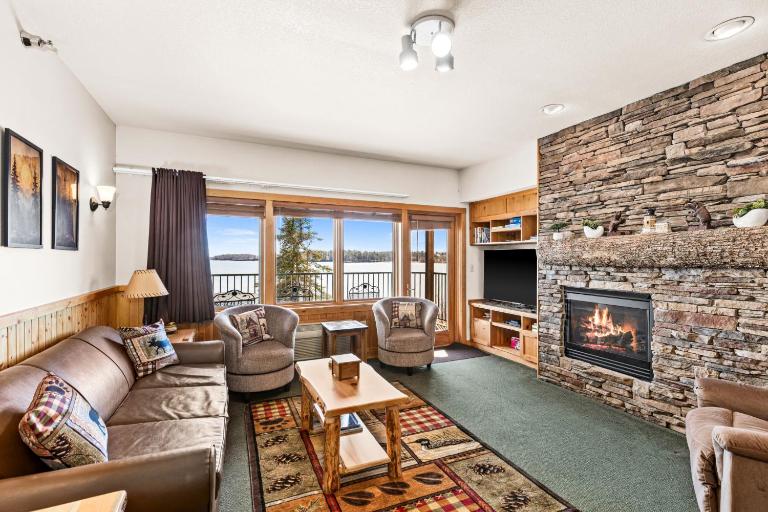 Panoramic Lake Views King Suites, Kitchen, Whirlpool Soaking Tubs and Hot Tub - B&B Two Harbors