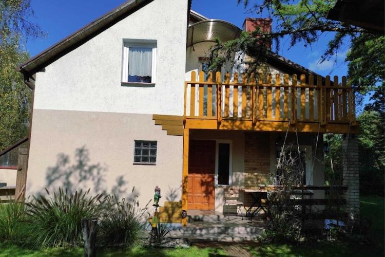 Lakeside holiday villa, private garden - Bed and Breakfast Wierzchowo