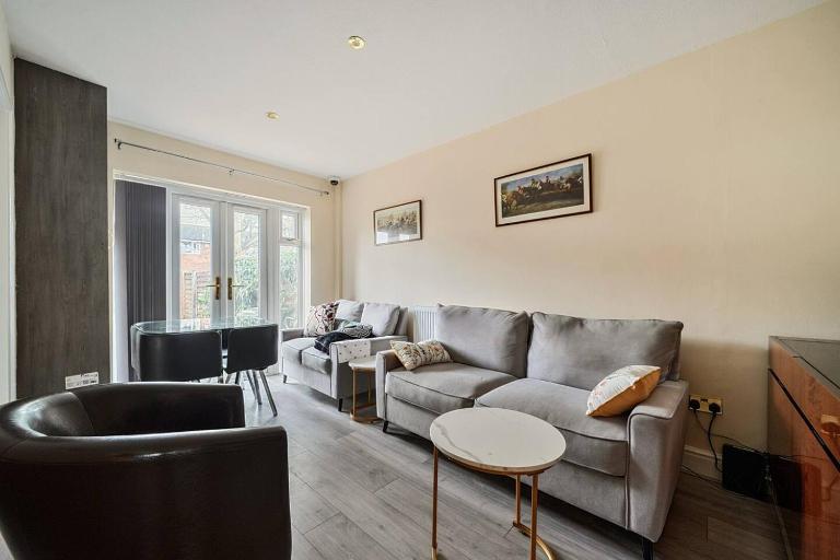 Five-Bedroom Home near Windsor and LEGOLAND, Free Parking - Bed and Breakfast Dorney
