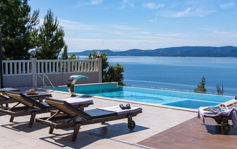 Villa MIRNA with heated pool & whirlpool, traditional wine bar, 150m from sea - Chambres d'hôtes Lokva Rogoznica
