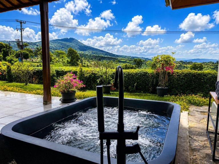 Balinese villa with stunning views in Bedugul, near Lake Beratan and Golf course - B&B Baturiti
