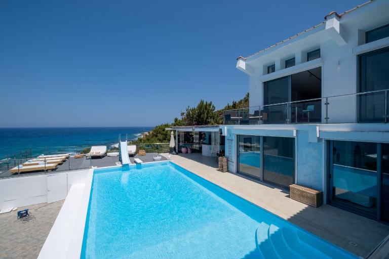 Icarus Luxury Beachfront Villa - B&B Gialiskari