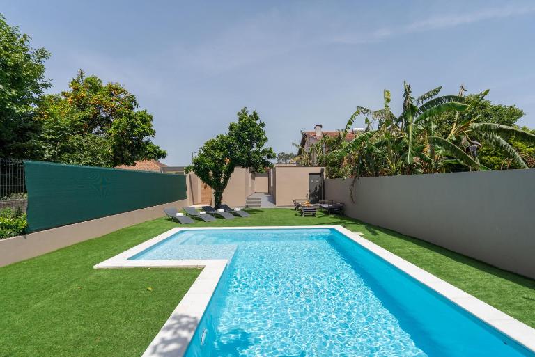 Cozy Apartments with Pool Near Airport by HostWise - Bed and Breakfast Moreira
