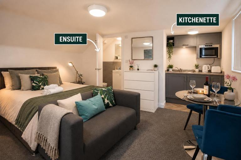 Large 6 bedroom all ensuite 2 with kitchenettes in Birkenhead Free Parking and Wifi Hosted by By Hinkley Homes Short Lets & Serviced Accommodation - Bed and Breakfast Wallasey