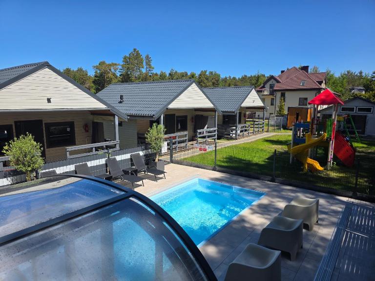 Bursztynowo Domki z basenem - B&B Ostrowo