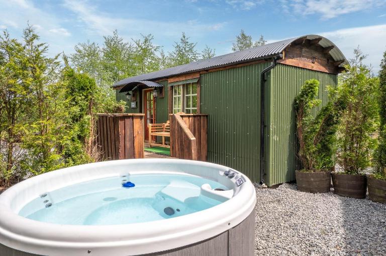 Willow Lodge, Lake District shepherd hut with hot tub - Chambres d'hôtes Coniston