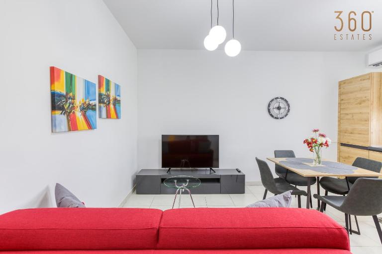 Modern Apartment with Sofabed & Balcony in Gzira GZR056 - Chambres d'hôtes Gzira
