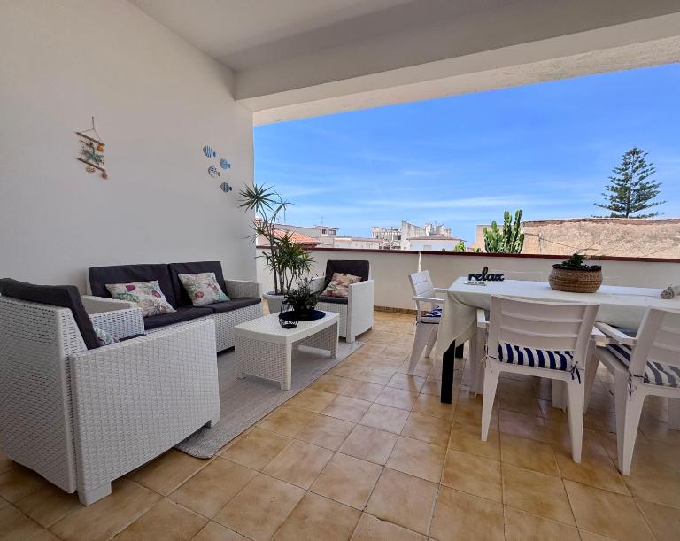 3 min Walk to Beach 3BR Apartment with Terrace AC & Parking - Chambres d'hôtes Alcamo