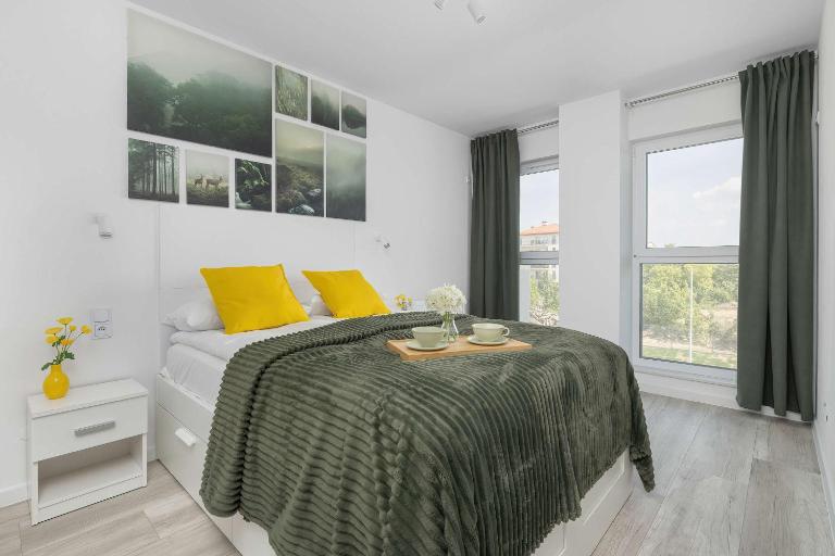 Cozy Apartment with a Balcony and Parking by Noclegi Renters - Bed and Breakfast Sosnowiec