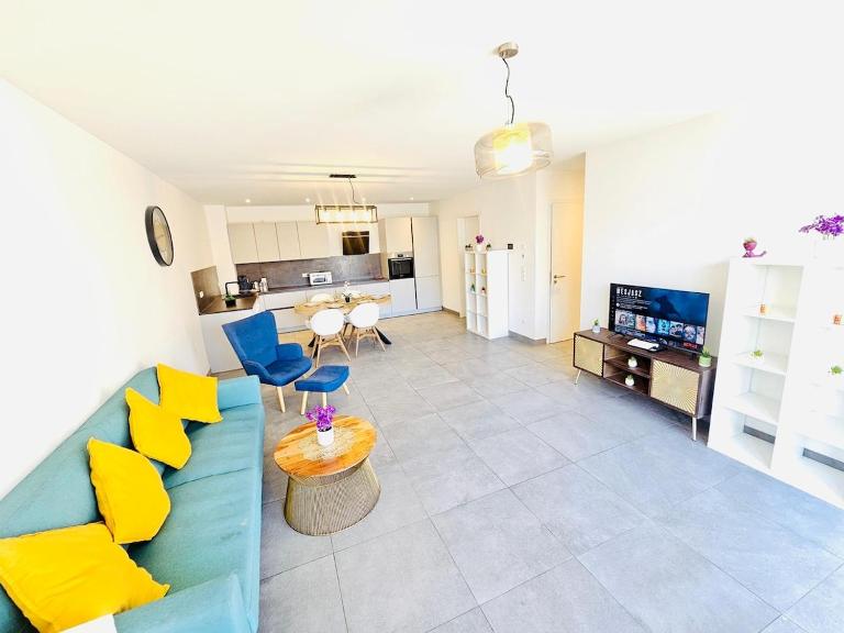 Urban Serenity 2BR Flat with terrace and parking - Chambres d'hôtes Luxembourg