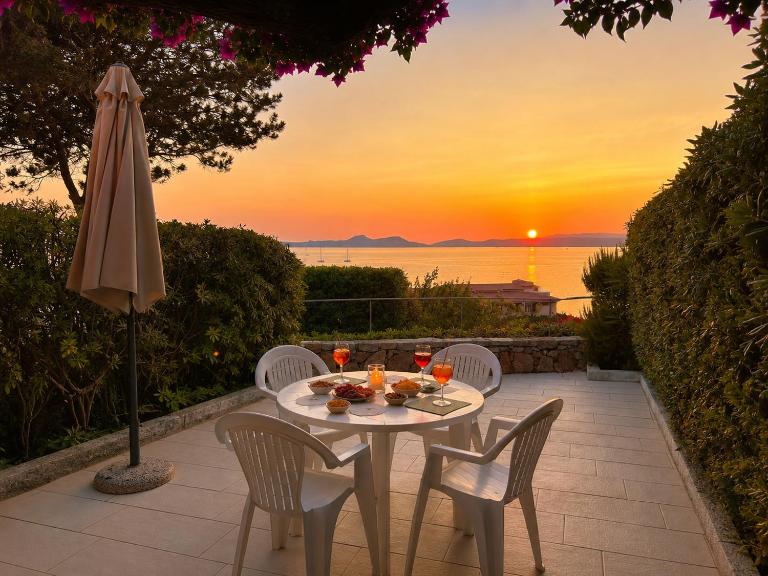 Sunset Three Shared Pool 100m from the Beach - Bed and Breakfast Baja Sardinia