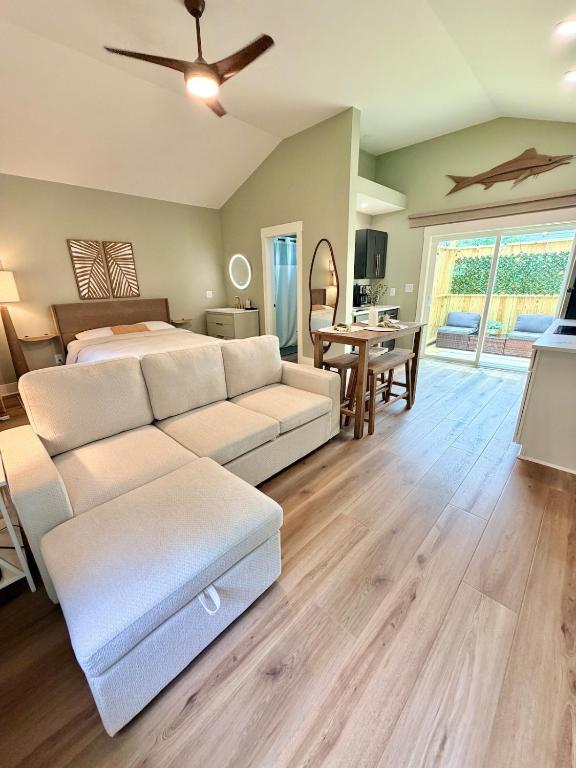 Emerald Isle Adventures Coastal Retreat - B&B Emerald Isle