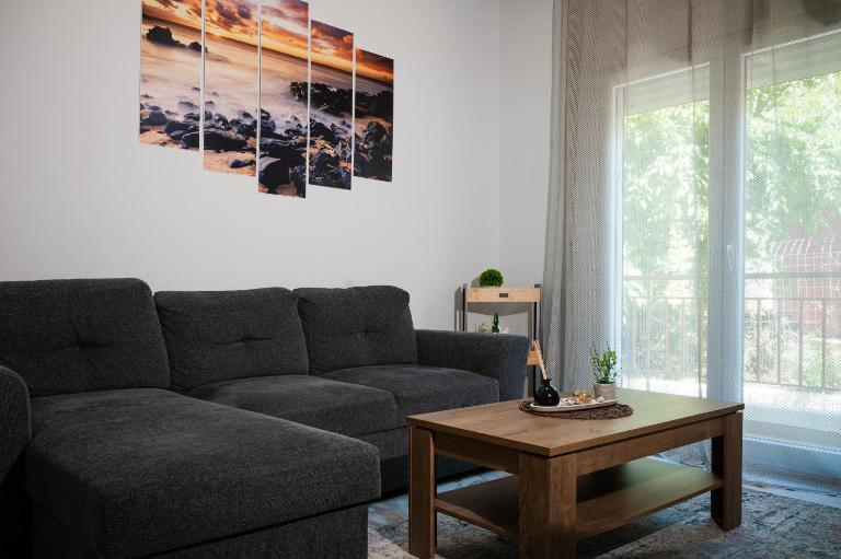 Sunny 2BR Apartment Iraklia - Bed and Breakfast Néa Irákleia