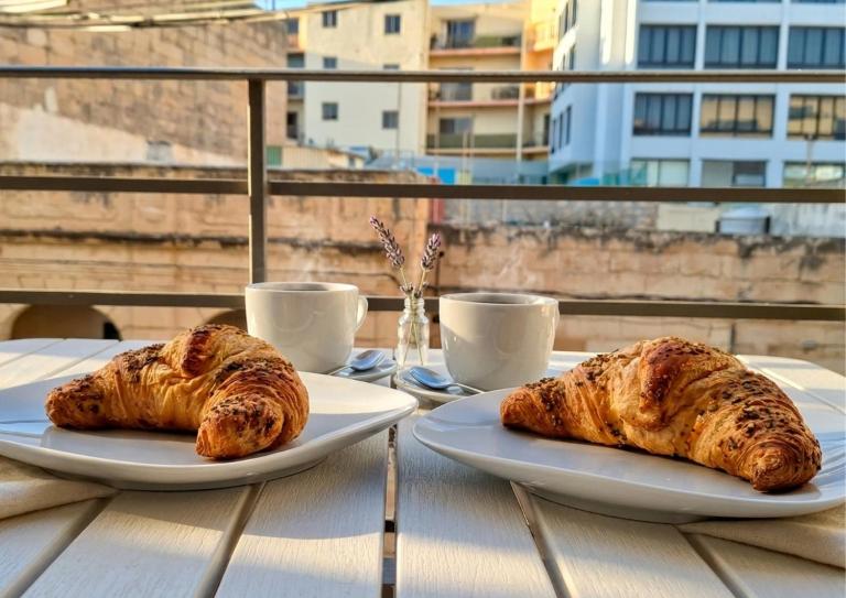 Cosy & Spacious Balcony Apt - Spinola Bay, Beaches, Restaurants, Casino - B&B San Julián