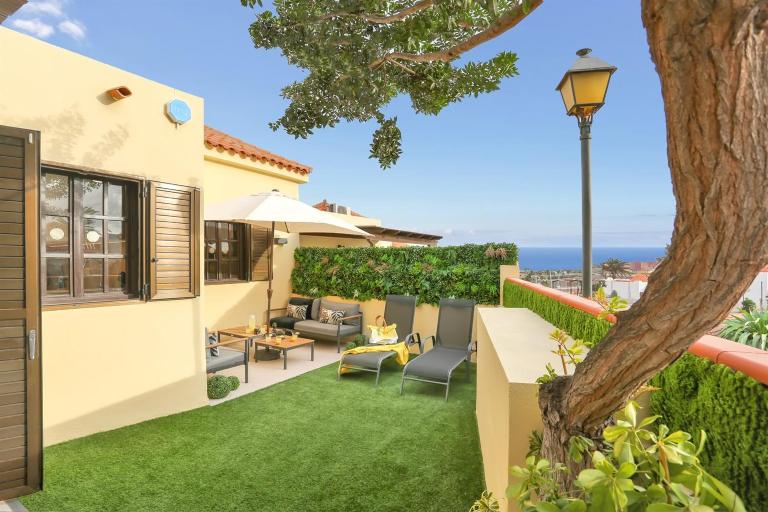 Elegant Coastal Retreat with Private Terrace & Pool Access - B&B Caleta de Fuste
