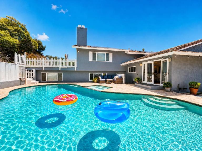 Huge House with Pool! Sleeps 16 - BBQ - Shuffleboard - Bed and Breakfast San Diego