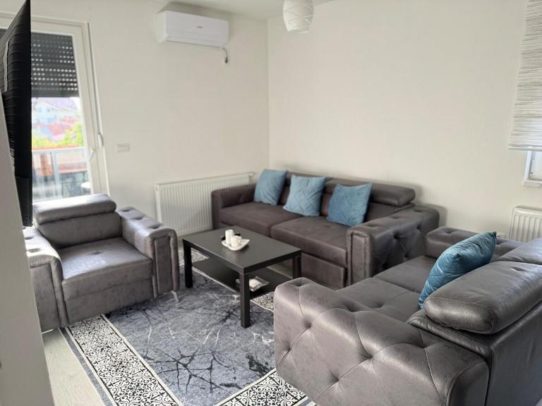 Cinema Apartment Free Parking & Netflix - Bed and Breakfast Bijeljina