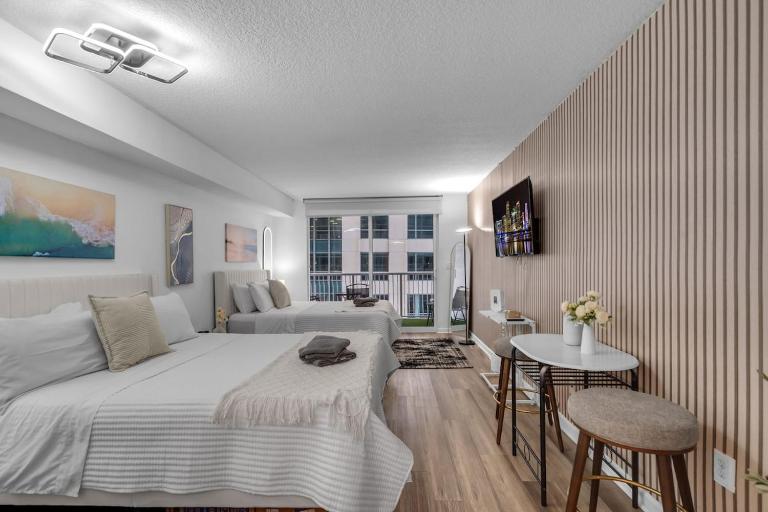Modern Brickell Studio - 2 Queen Bds and Free Parking - B&B Miami