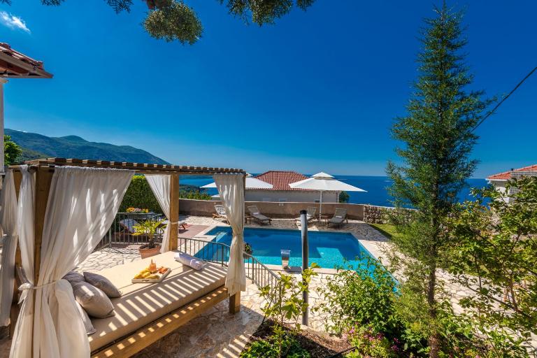 Villa Platanus with Private Pool & Sea View - Bed and Breakfast Mlini