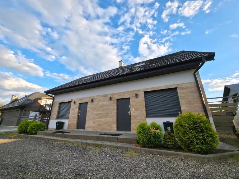Willa Karo dom bliźniak 7-osobowy ZE STREFĄ BASENOWĄ w miejscowości Chocznia NIEDALEKO ZATORU I ENERGYLANDII - Bed and Breakfast Chocznia