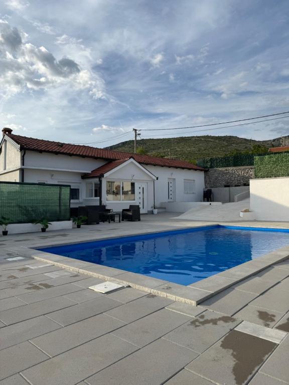 Holiday Home Niki - B&B Dračevice