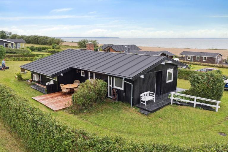 Lovely Summerhouse By Skaastrup Strand W Sea View - B&B Bogense