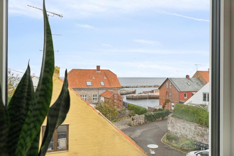 Harborside Apartment With Terrace Bike Shed - Chambres d'hôtes Allinge