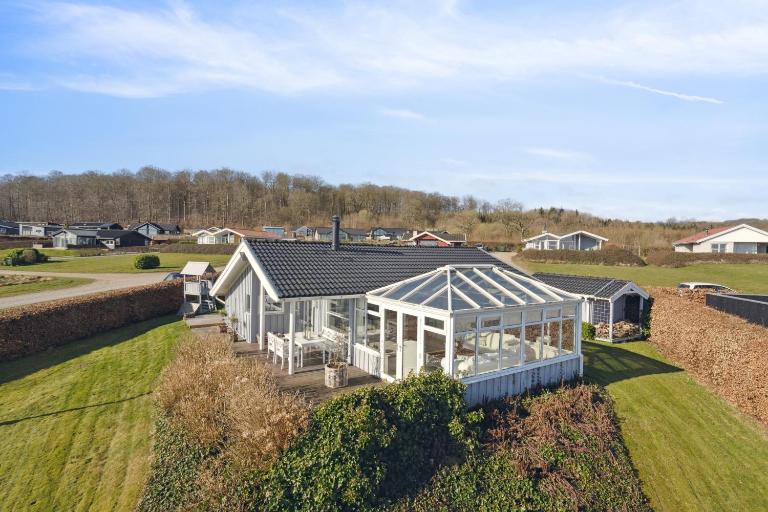 Lovely Summer House With Sea View - Bed and Breakfast Sjølund