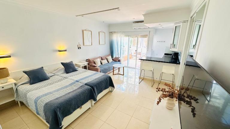 Hotel PYR, Spacious Studio with a Big Terrace - B&B Fuengirola