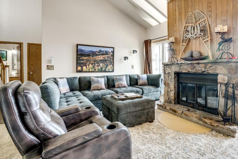 Cozy Condo w/ Balcony & Mtn View in Silverthorne! - B&B Silverthorne