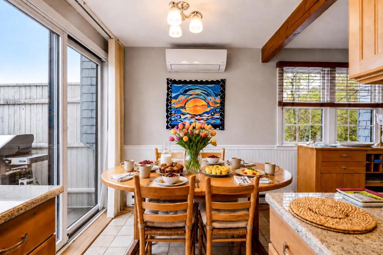 *NEW* West End Artsy Gem, Private Patio, Parking - B&B Provincetown