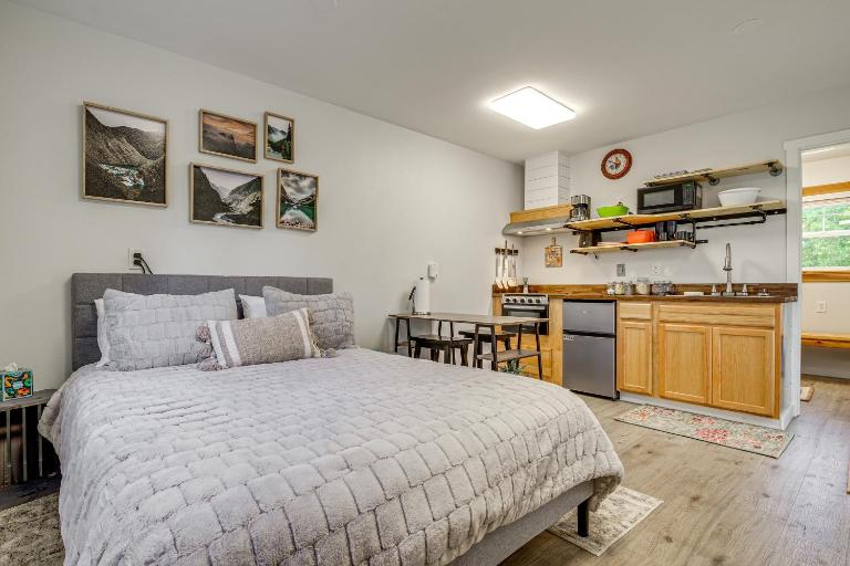 Pet-Friendly Quaint Cottage: Park-Like Setting - Chambres d'hôtes Monroe