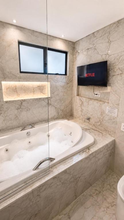 Flat romântico com hidro privativa perto praia excelente localização - Bed and Breakfast São Vicente