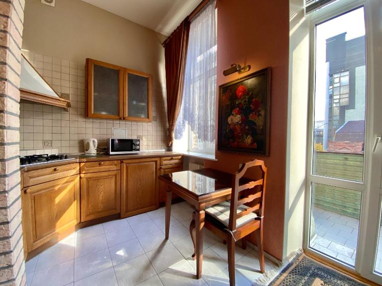 Історія міста в ЦЕНТРІ ремонт світло - B&B Dnipró