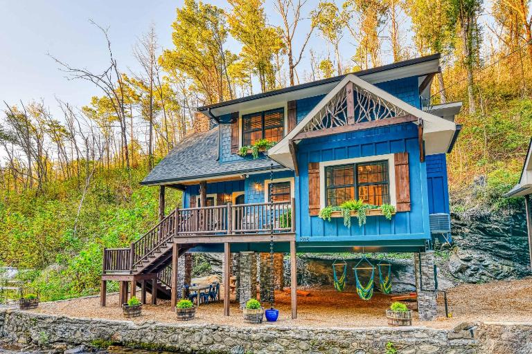 Creekside Luxury Cabin Hot Tub Near Downtown - B&B Gatlinburg