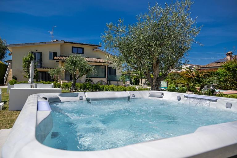 Villa Karina - Luxury Suite, Jacuzzi Pool & Garden Ostia Rome - B&B Lido di Ostia