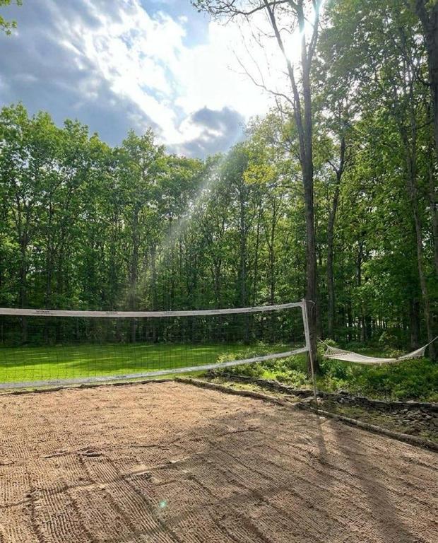 Private vollyball court five acre home with AC in Catskills - B&B Narrowsburg